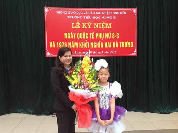 Học sinh tặng hoa chúc mừng - số 3.JPG